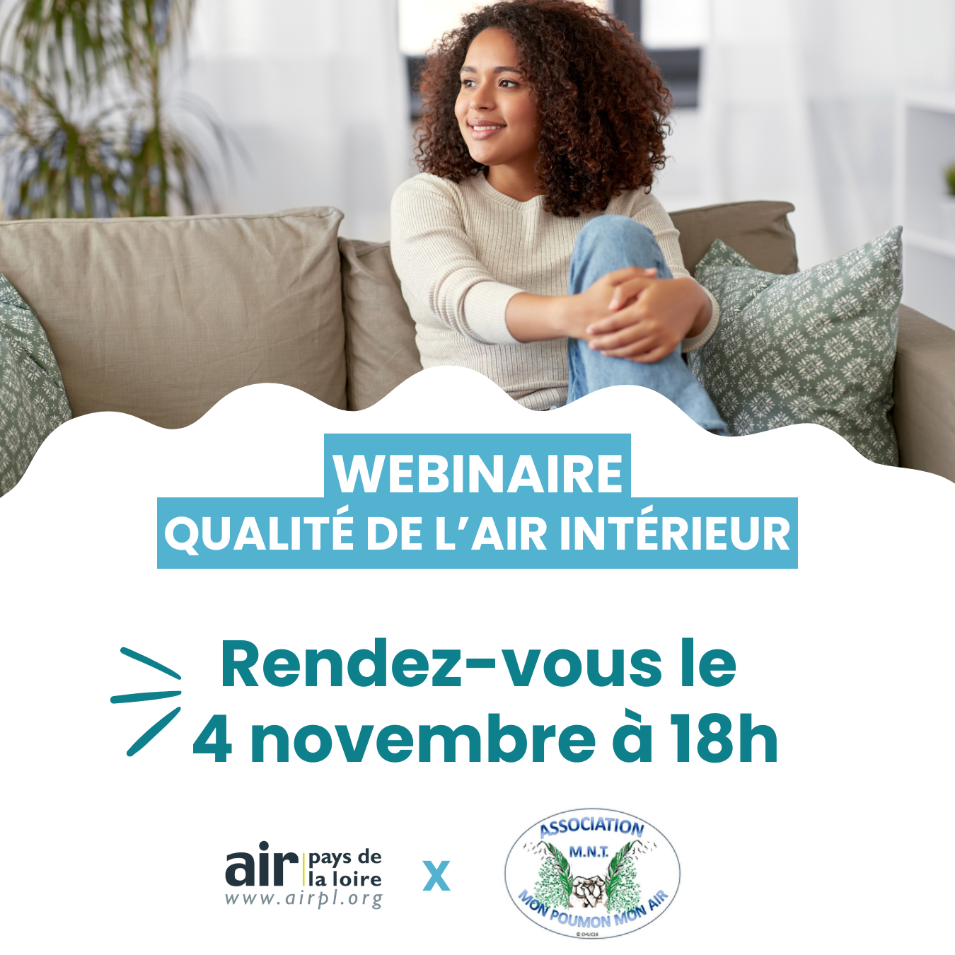 Webinaire qualité de l'air intérieur Webinaire air intérieur d'Air Pays de la Loire et l'asso MNT Mon Poumon Mon Air le 4 novembre 2025, illustration une femme est assise sur un canapé et sourit