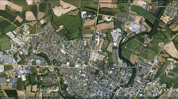 Localisation du site de mesure et des 2 établissements principaux émetteurs industriels à Mayenne
