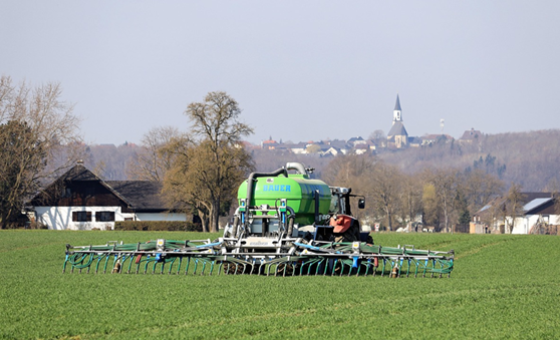Tracteur fertilisant une parcelle