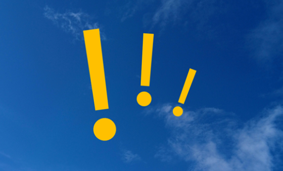 Image d'illustration, ciel bleu avec des point d'exclamation orange