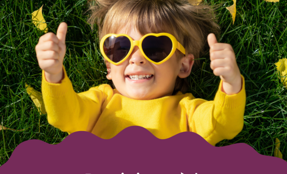 Personne allongée dans l’herbe verte avec des feuilles jaunes, portant un pull jaune et des lunettes en forme de cœur assorties, levant les pouces. Le visuel affiche le texte « Participez à la Minute internationale des odeurs » avec le logo Air Pays de la Loire.