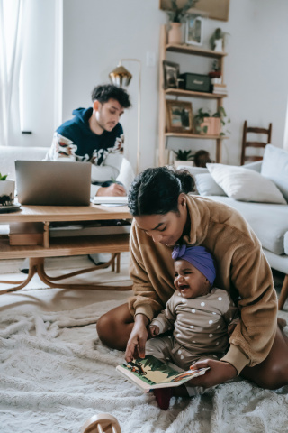 Image d'une famille à l'intérieur de son logement - visuel pour le cycle de formations gratuites sur l'air intérieur à destination des associations des Pays de la Loire