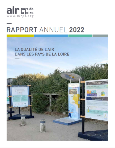 Cette image montre la couverture du rapport annuel 2022 d'Air pays de la Loire, avec des dispositifs de sensibilisation à la qualité de l'air installés sur une plage de saint gilles croix de vie en Vendée