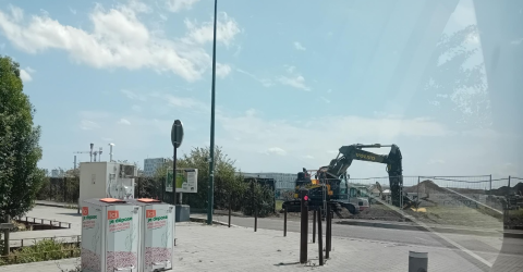 Engin de chantier à proximité de la station de mesure d'Air Pays de la Loire.