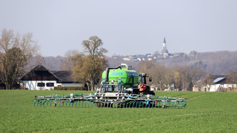 Tracteur fertilisant une parcelle