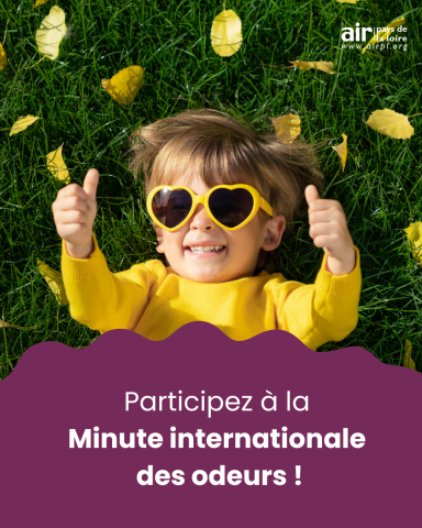 Personne allongée dans l’herbe verte avec des feuilles jaunes, portant un pull jaune et des lunettes en forme de cœur assorties, levant les pouces. Le visuel affiche le texte « Participez à la Minute internationale des odeurs » avec le logo Air Pays de la Loire.
