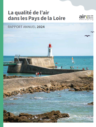 Cette image montre la couverture du rapport annuel 2024 d'Air pays de la Loire, avec une vue sur mer, une jetée où des gens marchent et un phare rouge et blanc au centre de la photo